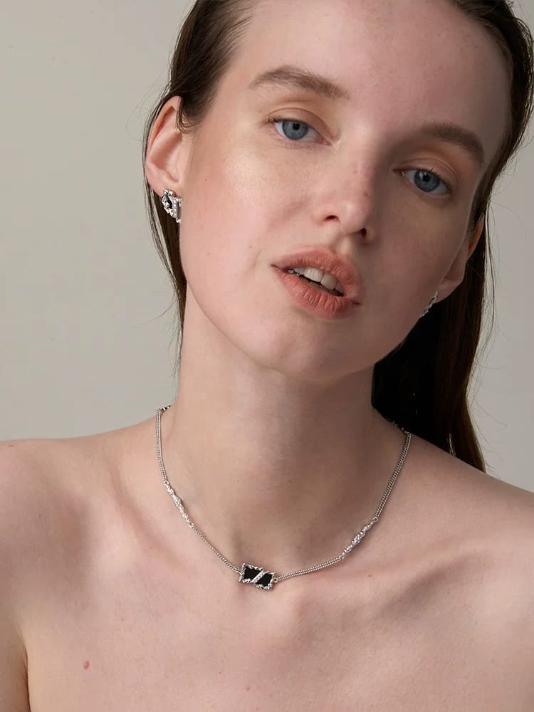 elegant-minimal-necklace