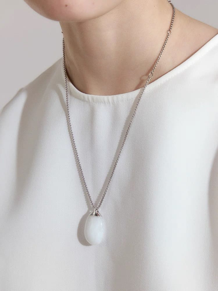 Niva Resin Pendant Necklace