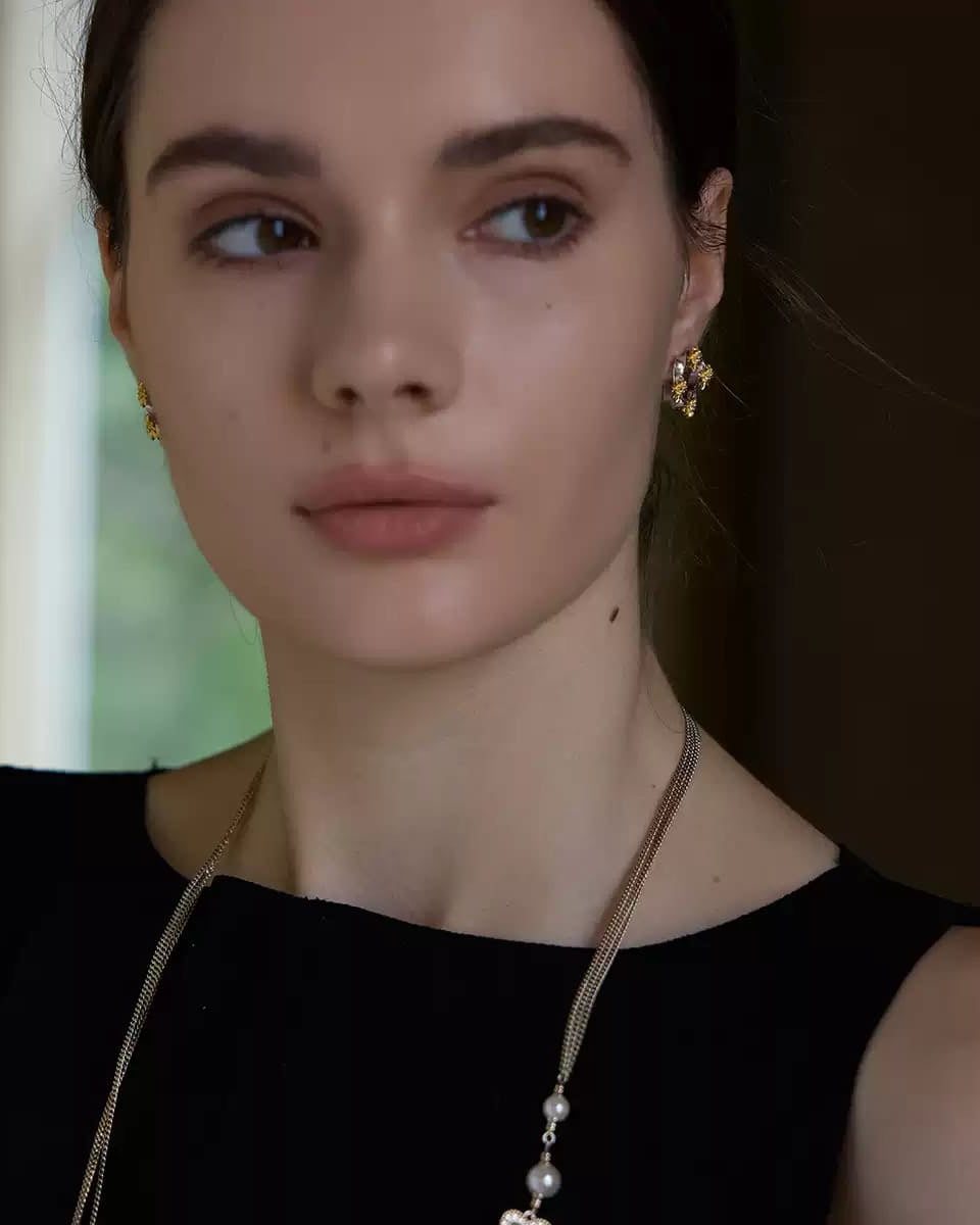retro-gold-daisy-round-earrings
