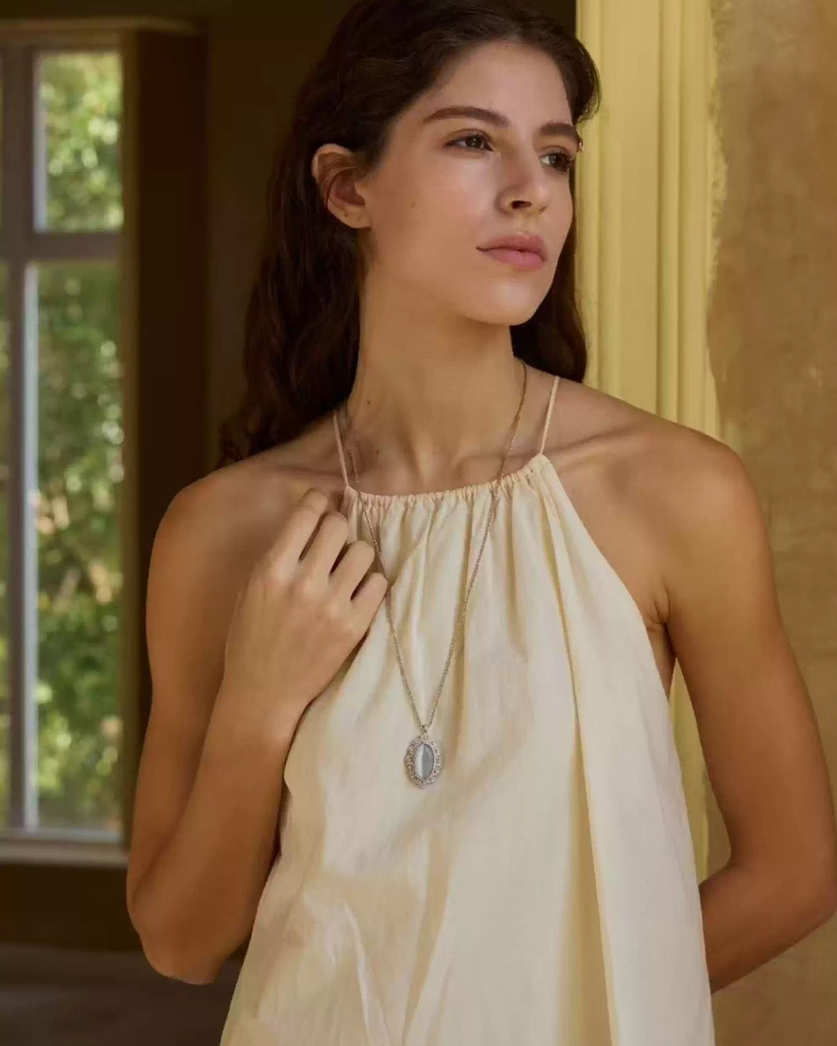 daisy-soft-mist-minimalist-necklace