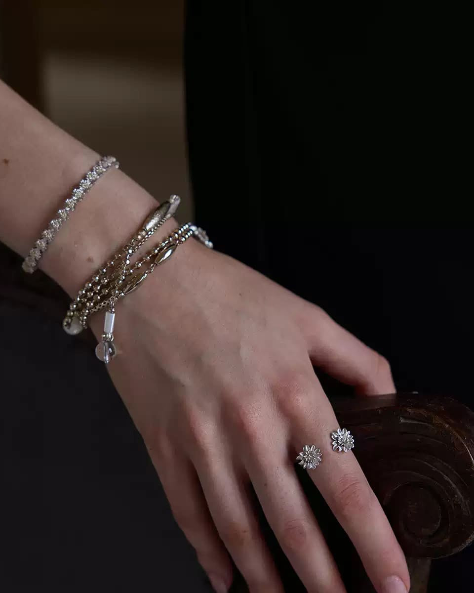 dainty-two-tone-flower-bracelet