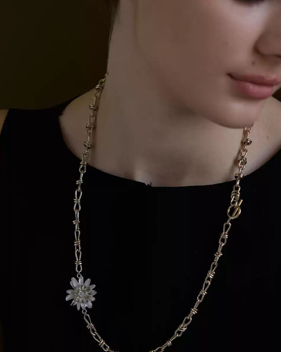 silver-tone-classic-daisy-necklace