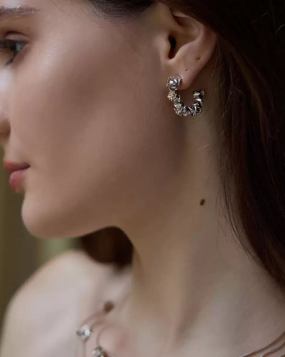 light-titanium-gold-daisy-earrings