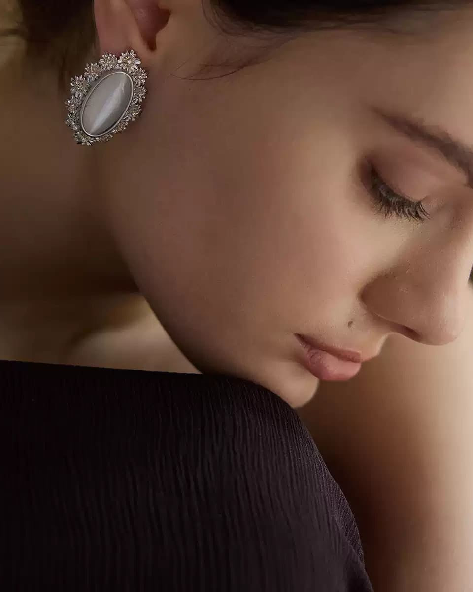 light-titanium-daisy-cat-eye-earrings
