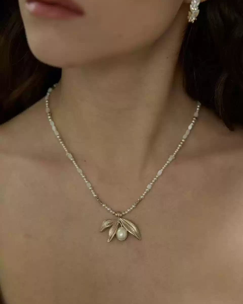 elegant-laurel-grace-necklace-gold