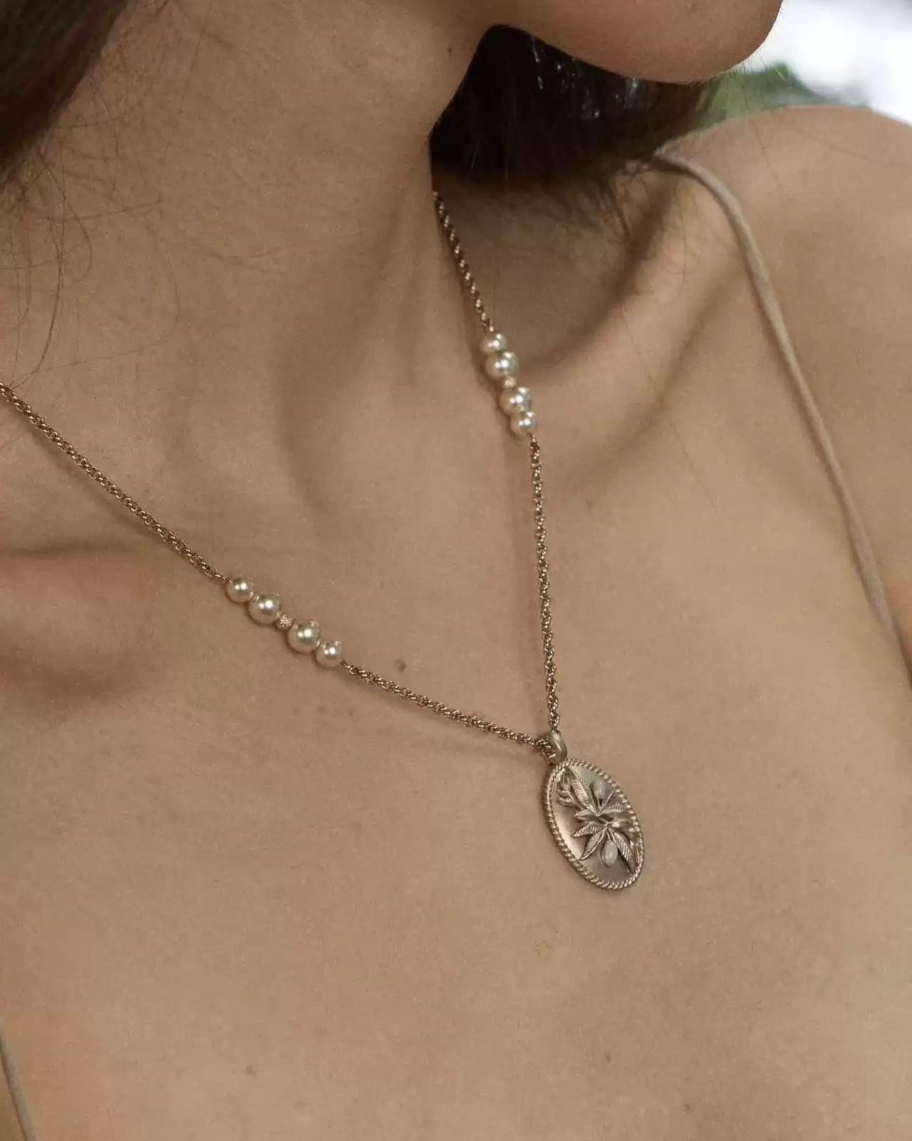 glaze-dripping-laurel-pendant-necklace