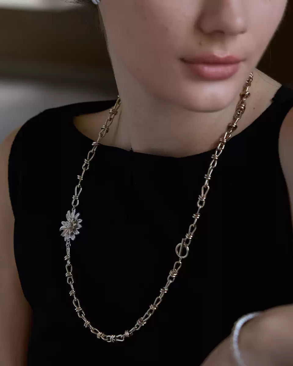 minimalist-daisy-pendant-gold