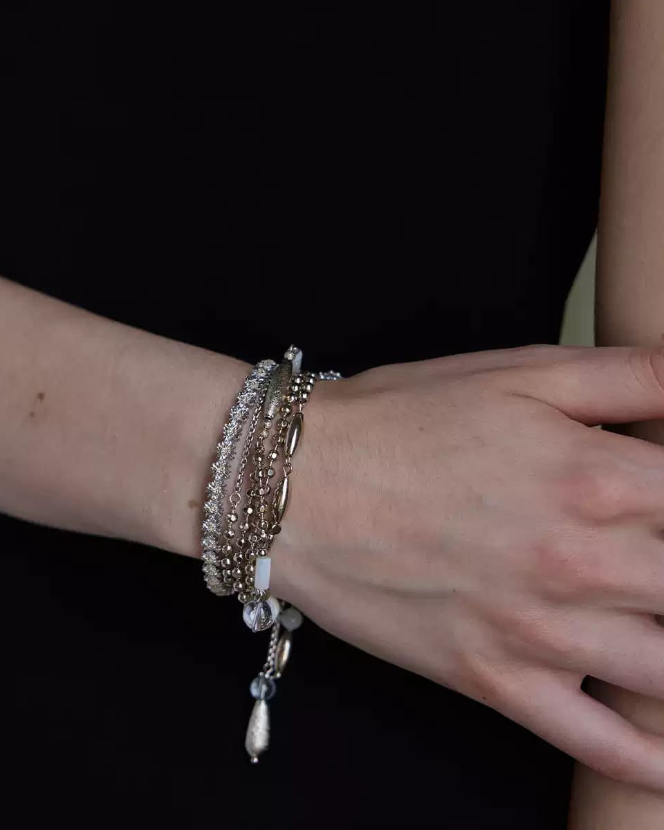 minimalist-gold-silver-daisy-bracelet