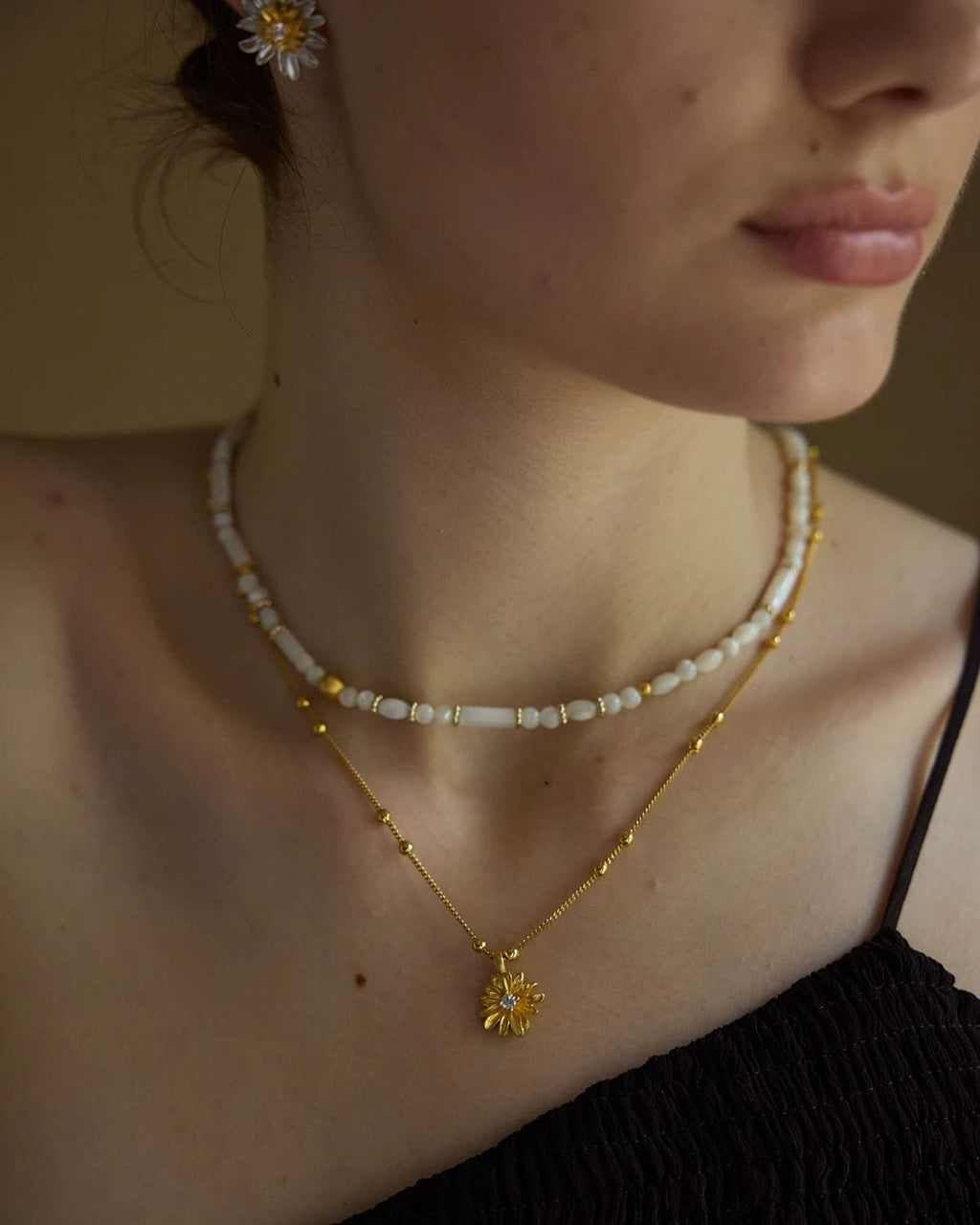 light-titanium-daisy-shell-necklace