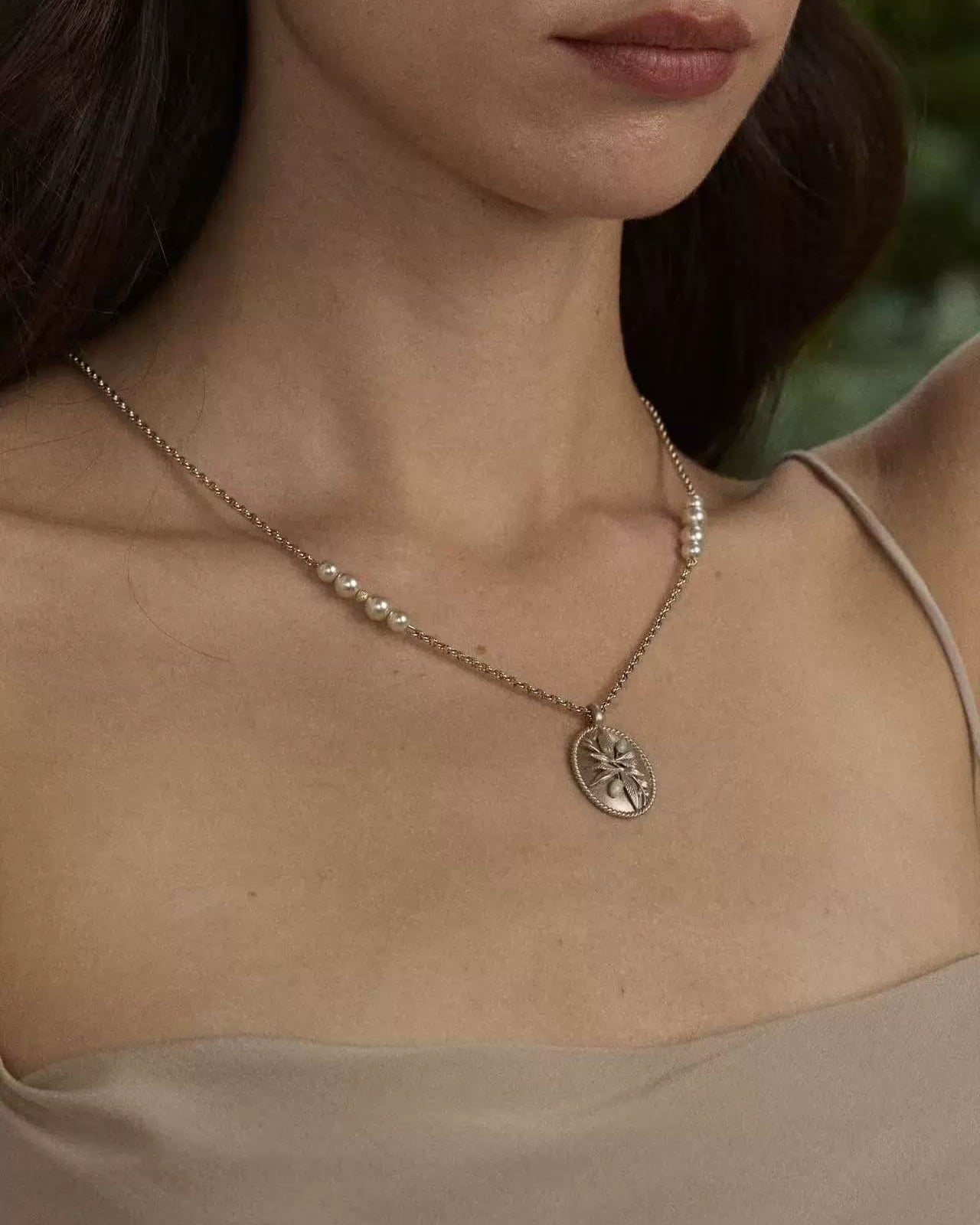 laurel-relief-necklace-light-titanium-gold