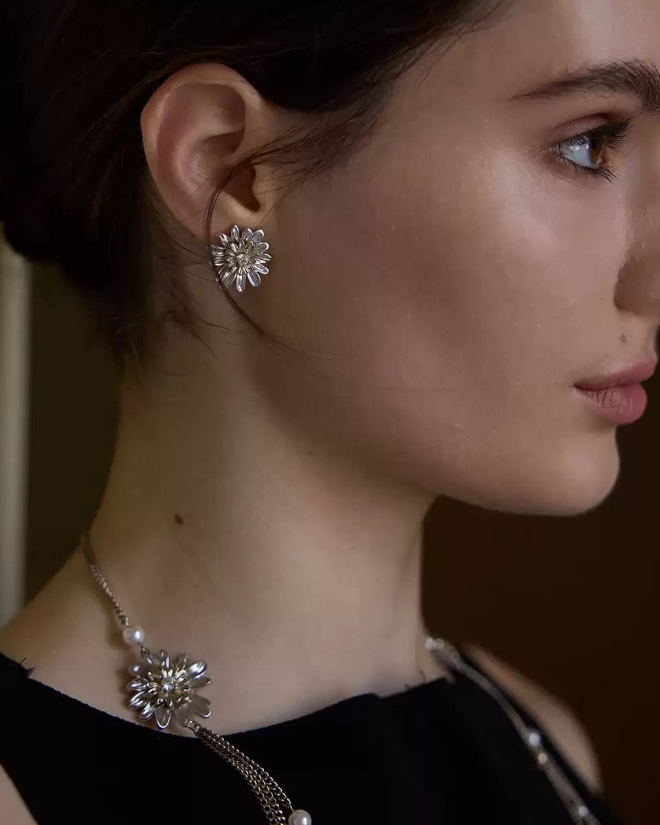 light-titanium-gold-daisy-earrings
