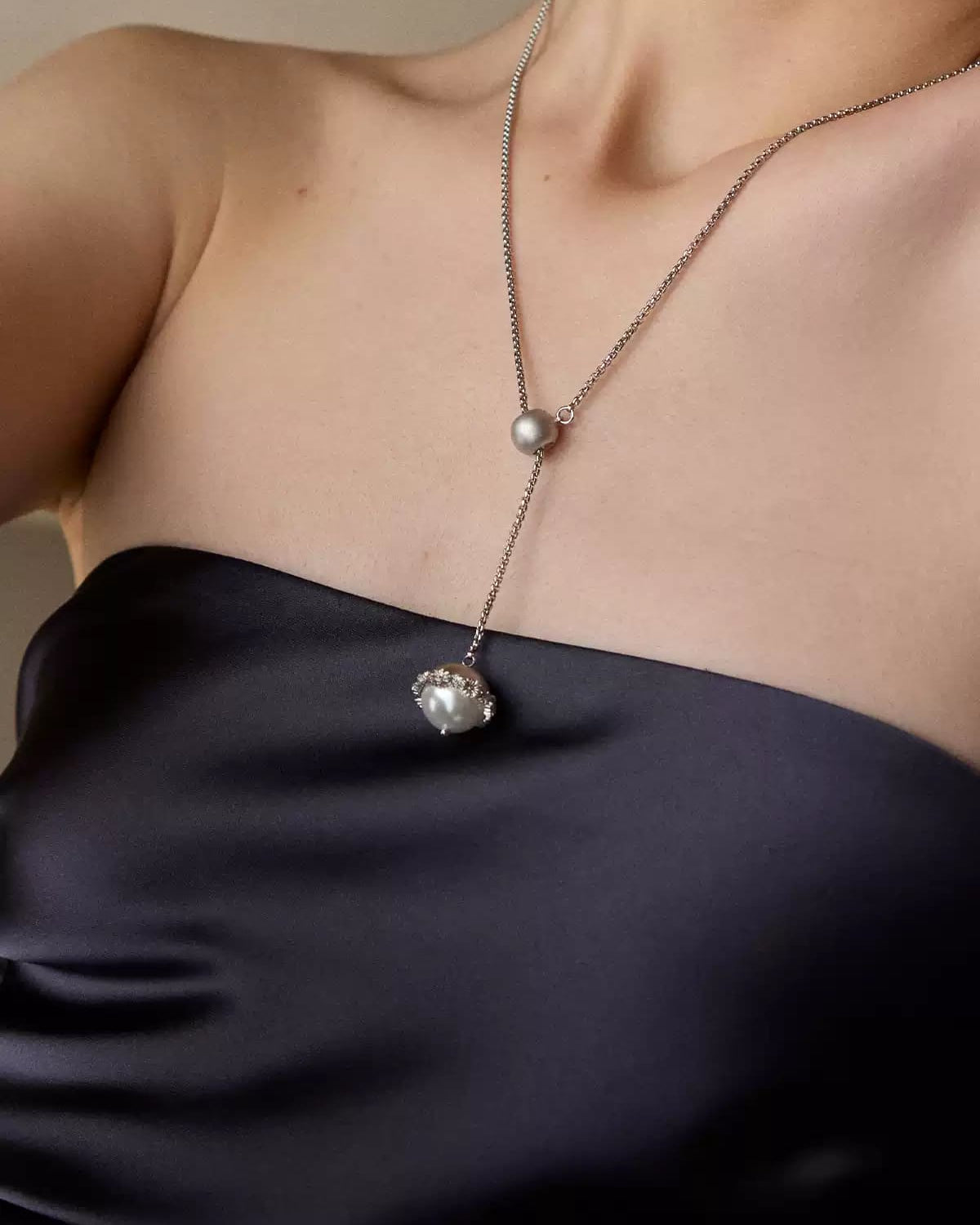 sandblasted-daisy-pendant-with-pearl