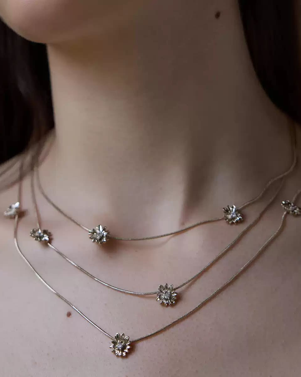 brushed-gold-daisy-floral-necklace