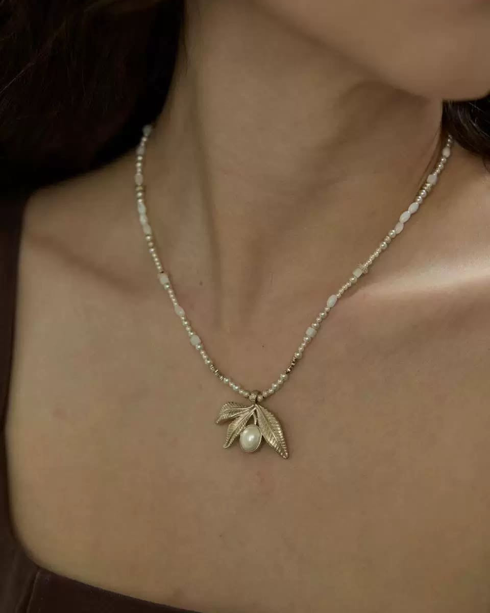 classic-laurel-grace-gold-necklace