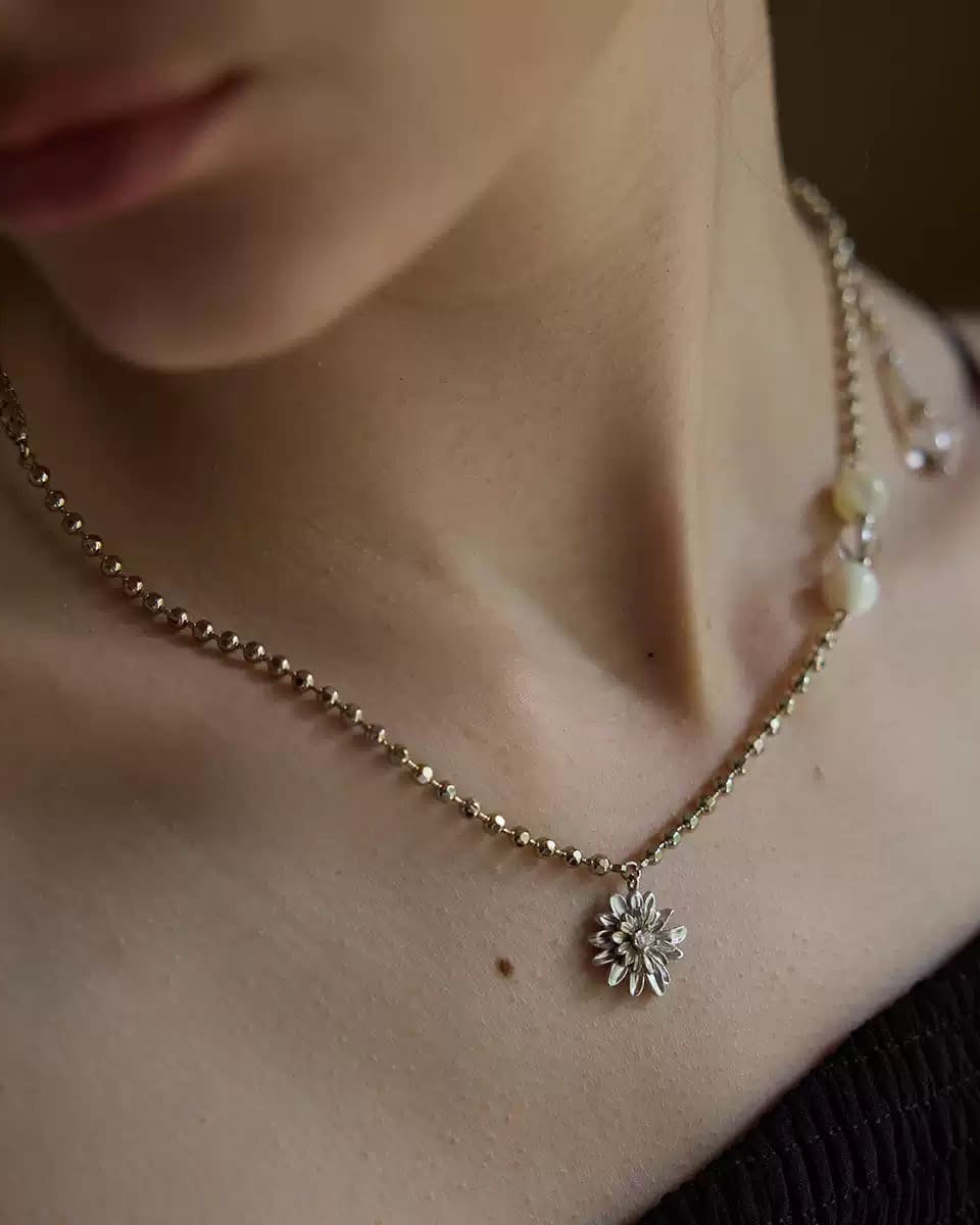 daisy-zircon-shell-crystal-pendant