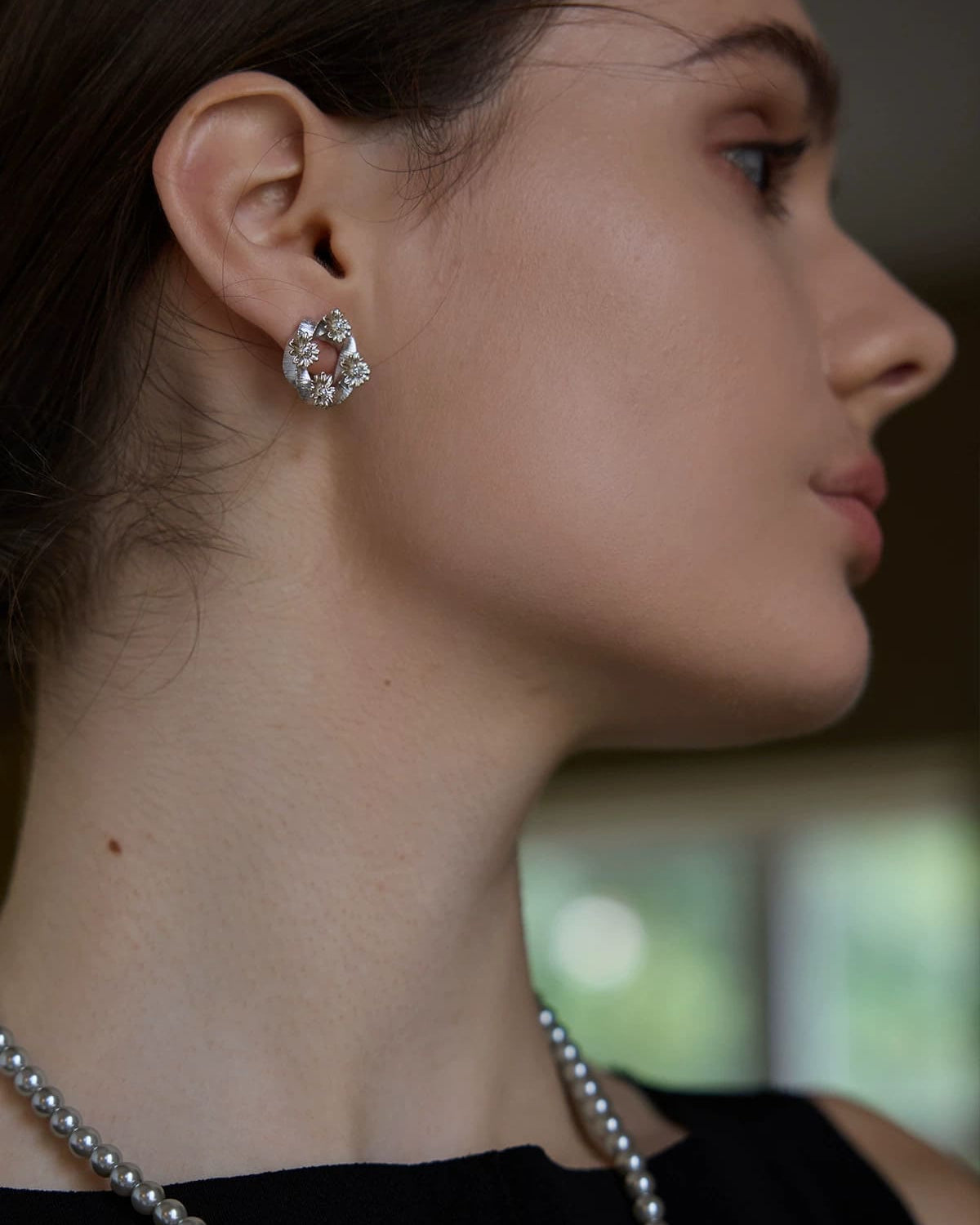 light-titanium-gold-daisy-earrings