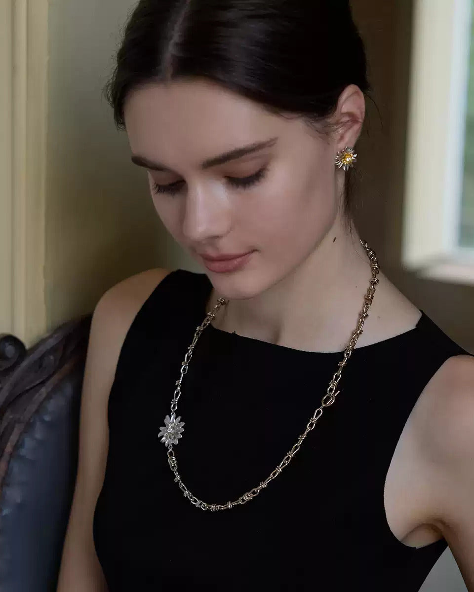 dainty-daisy-flower-necklace