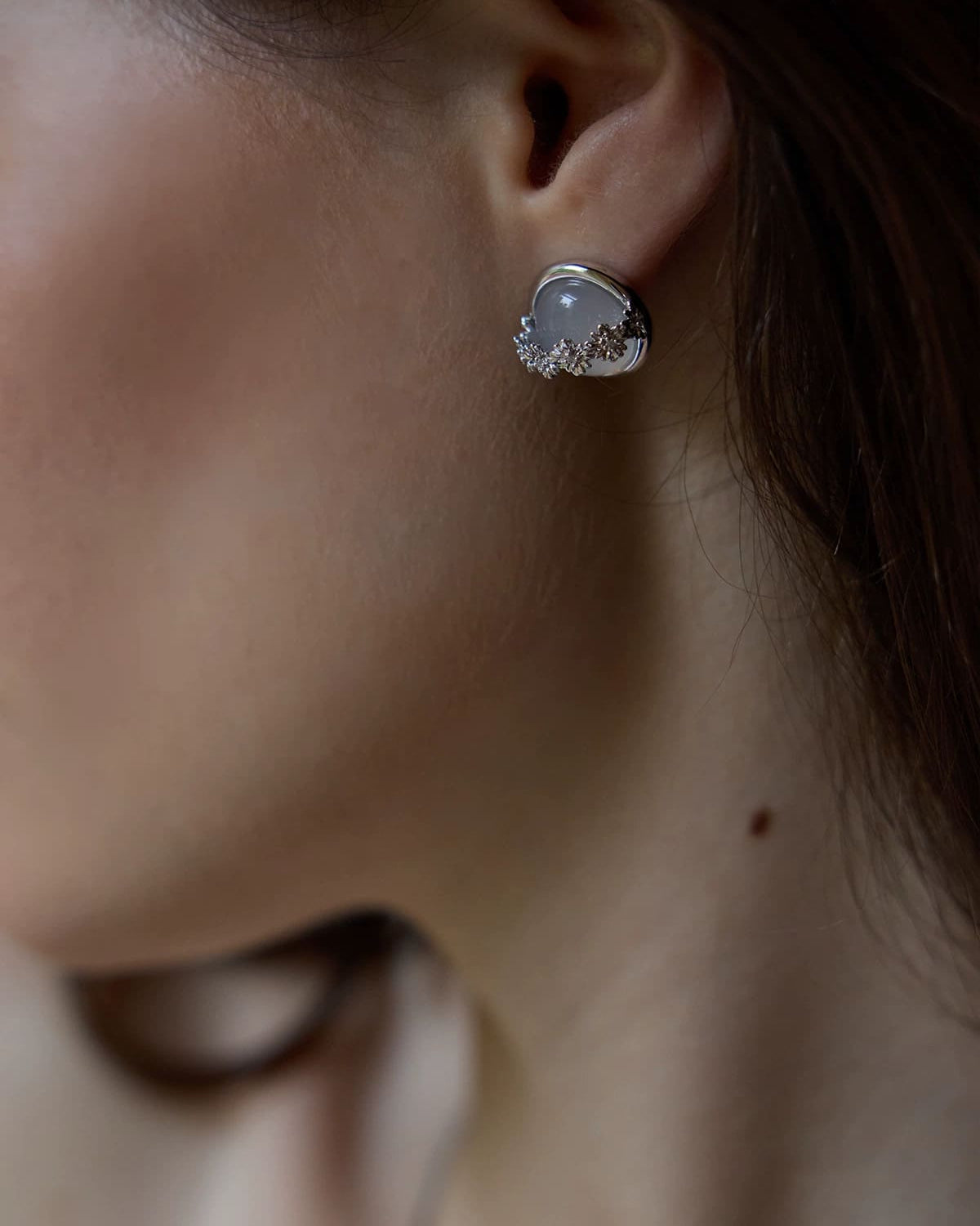 sandblasted-daisy-earrings-silver-pin