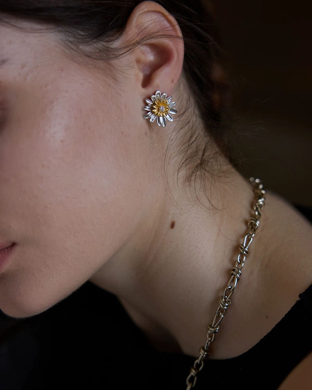 dainty-classic-daisy-earrings