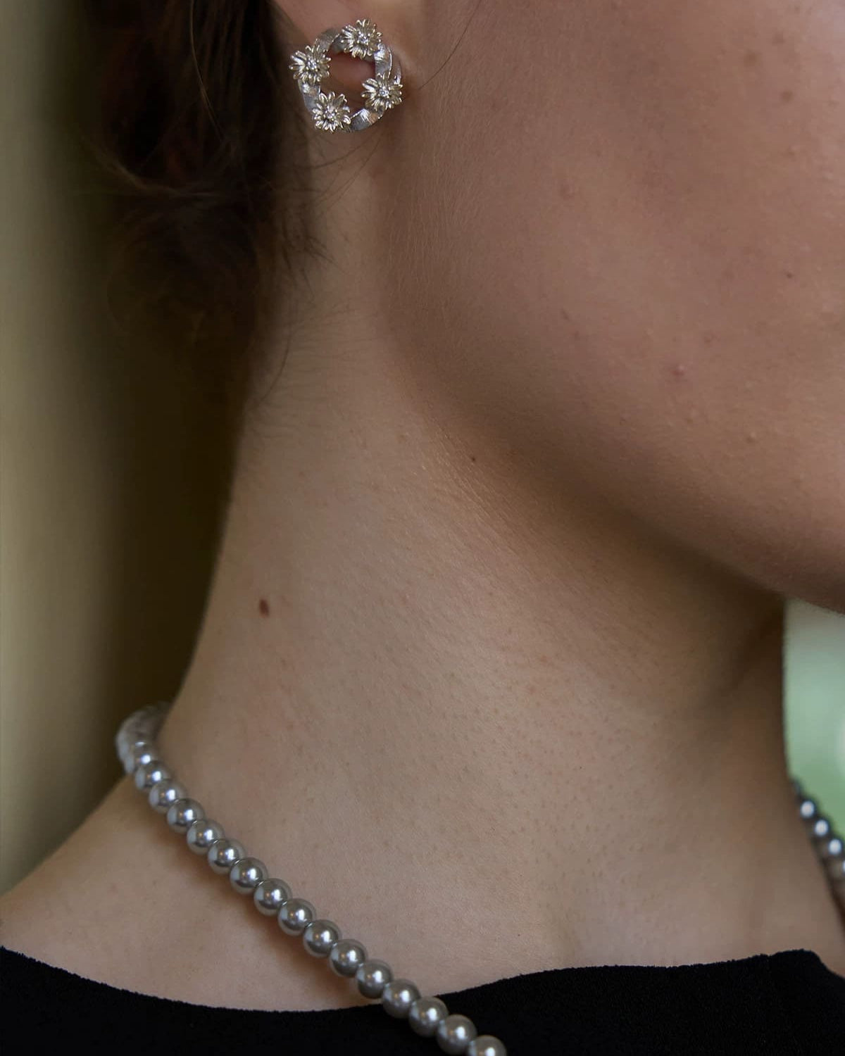 platinum-plated-daisy-earrings