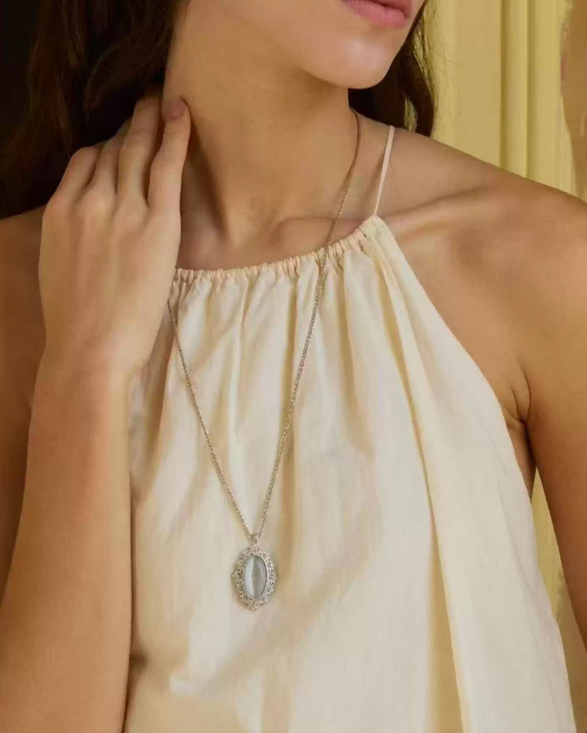 minimalist-cat-eye-daisy-necklace-women