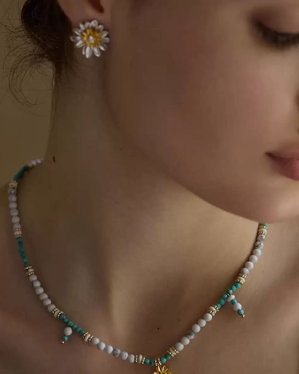 retro-gold-daisy-necklace-turquoise