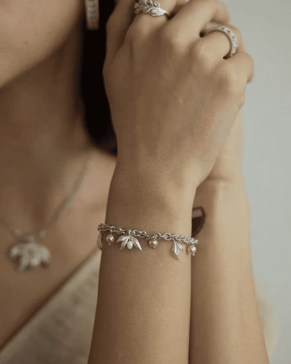 gold-tone-laurel-graceful-bracelet