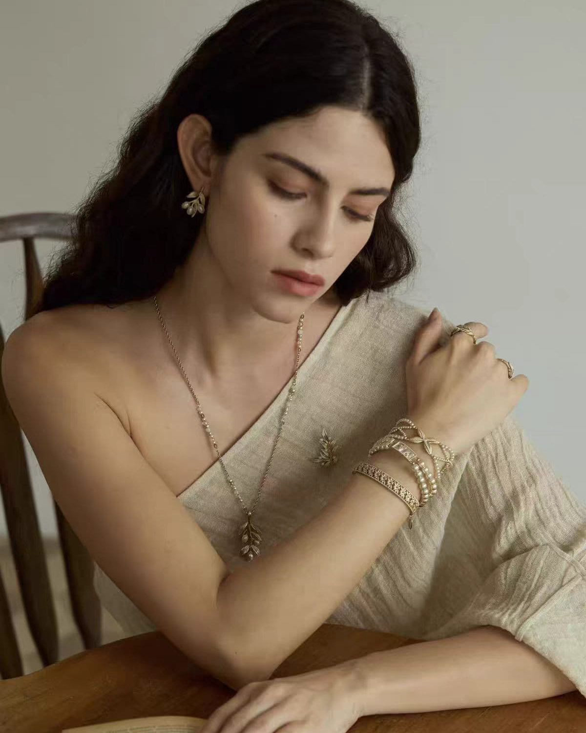 silver-tone-laurel-bracelet